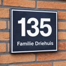 Husnummer modern modell Bloomingdale Emalje