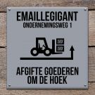 Emaljskylt: Godsavlämning runt hörnet