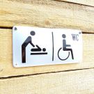 Emaljskylt Babyomklädningsrum & handikapptoalett