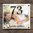 Husnummerskylt med foto