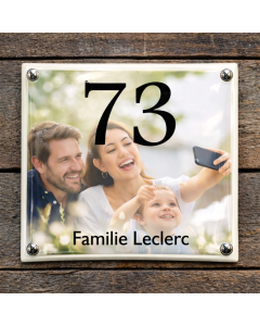 Husnummerskylt med foto