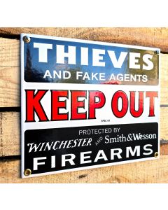 Keep out sign protected with firearms Emaljskylt