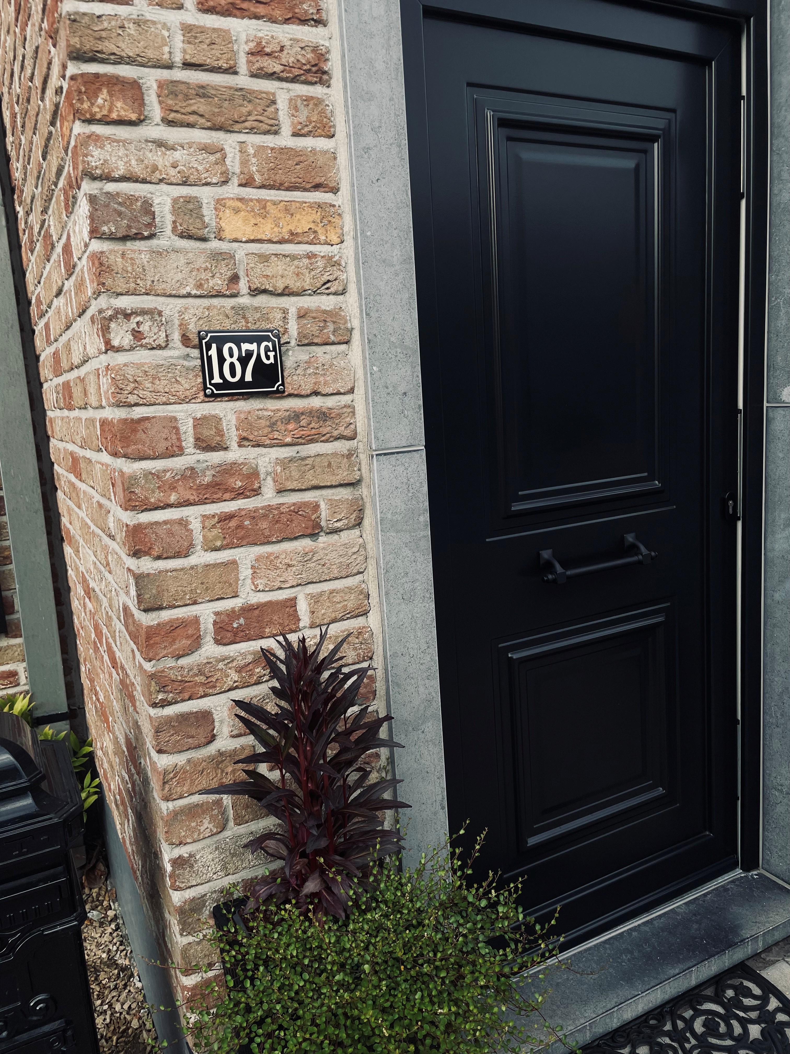 Husnummer krökt med ram