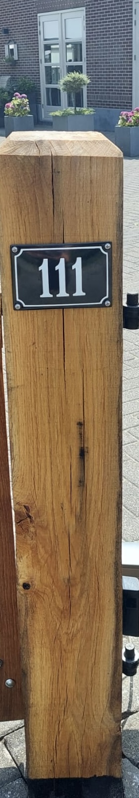 Husnummer krökt med ram