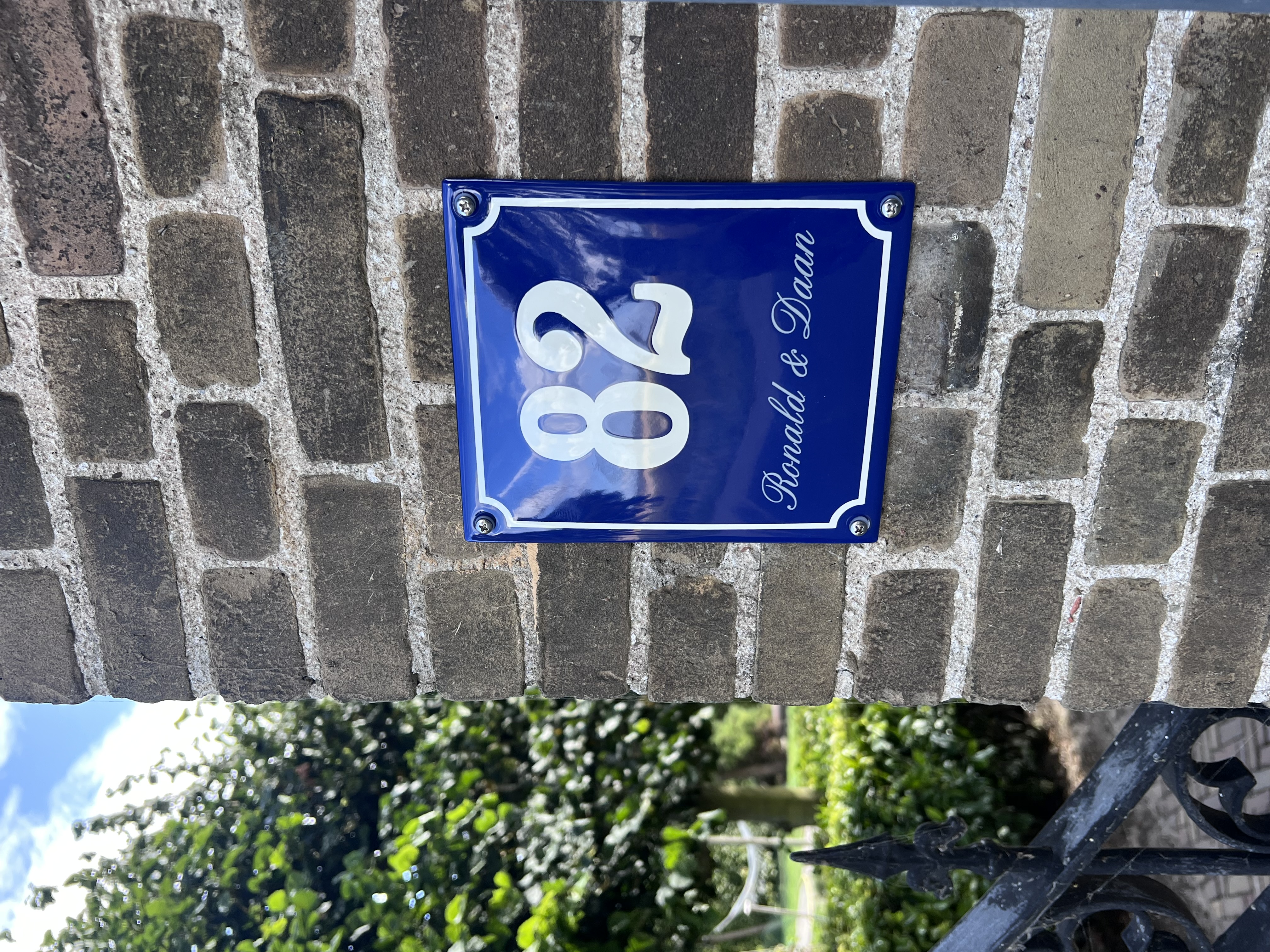 Husnummer med namn och ram