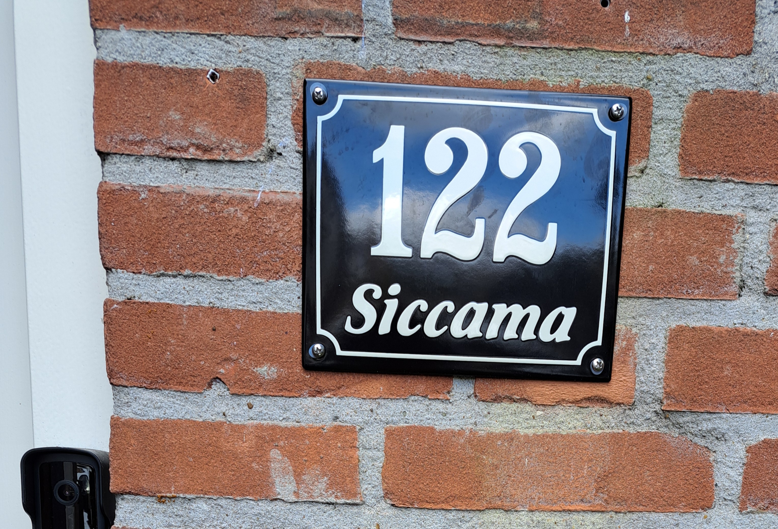 Husnummer med namn och ram