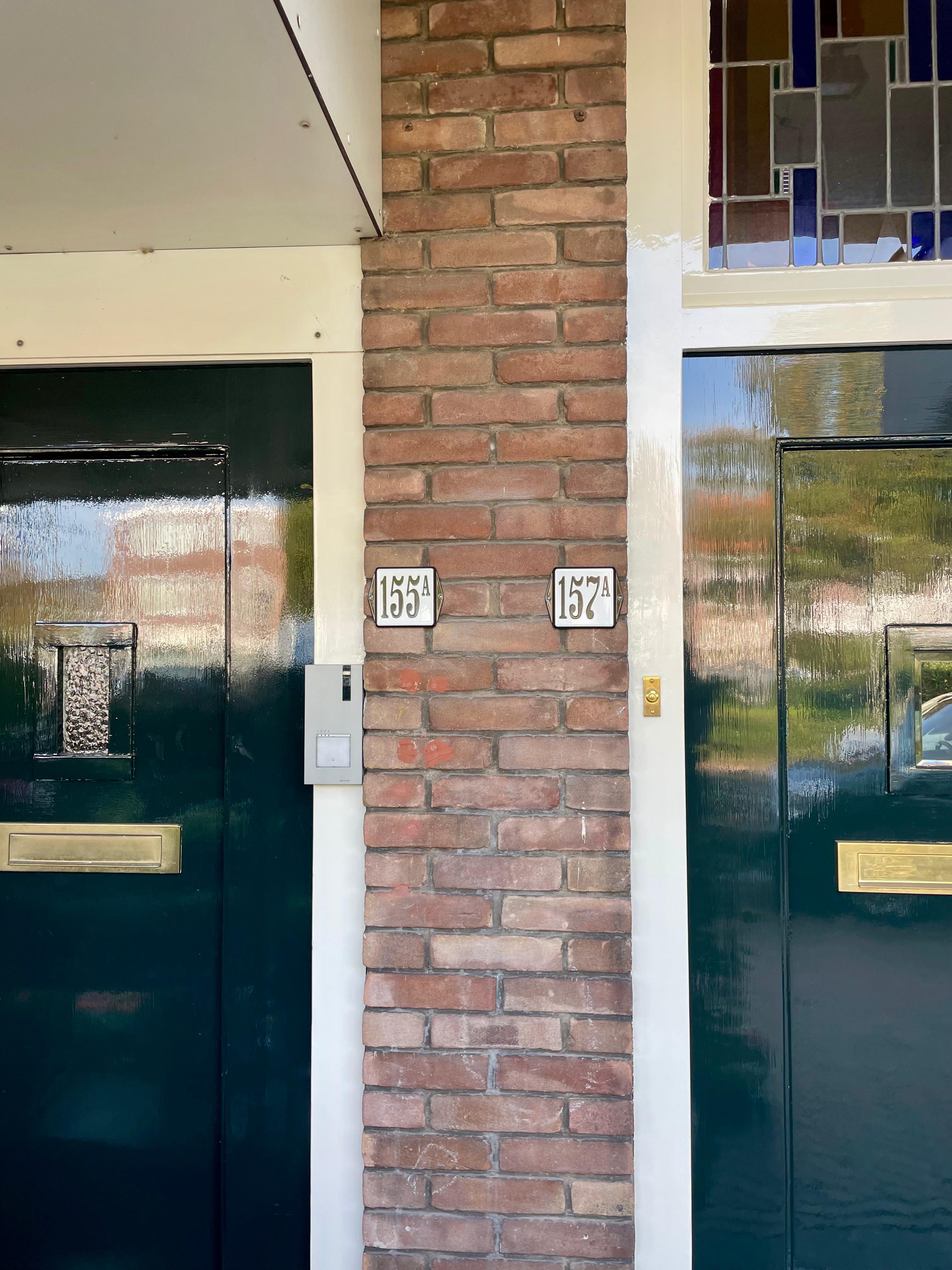 Husnummer modell öra Färgade öron