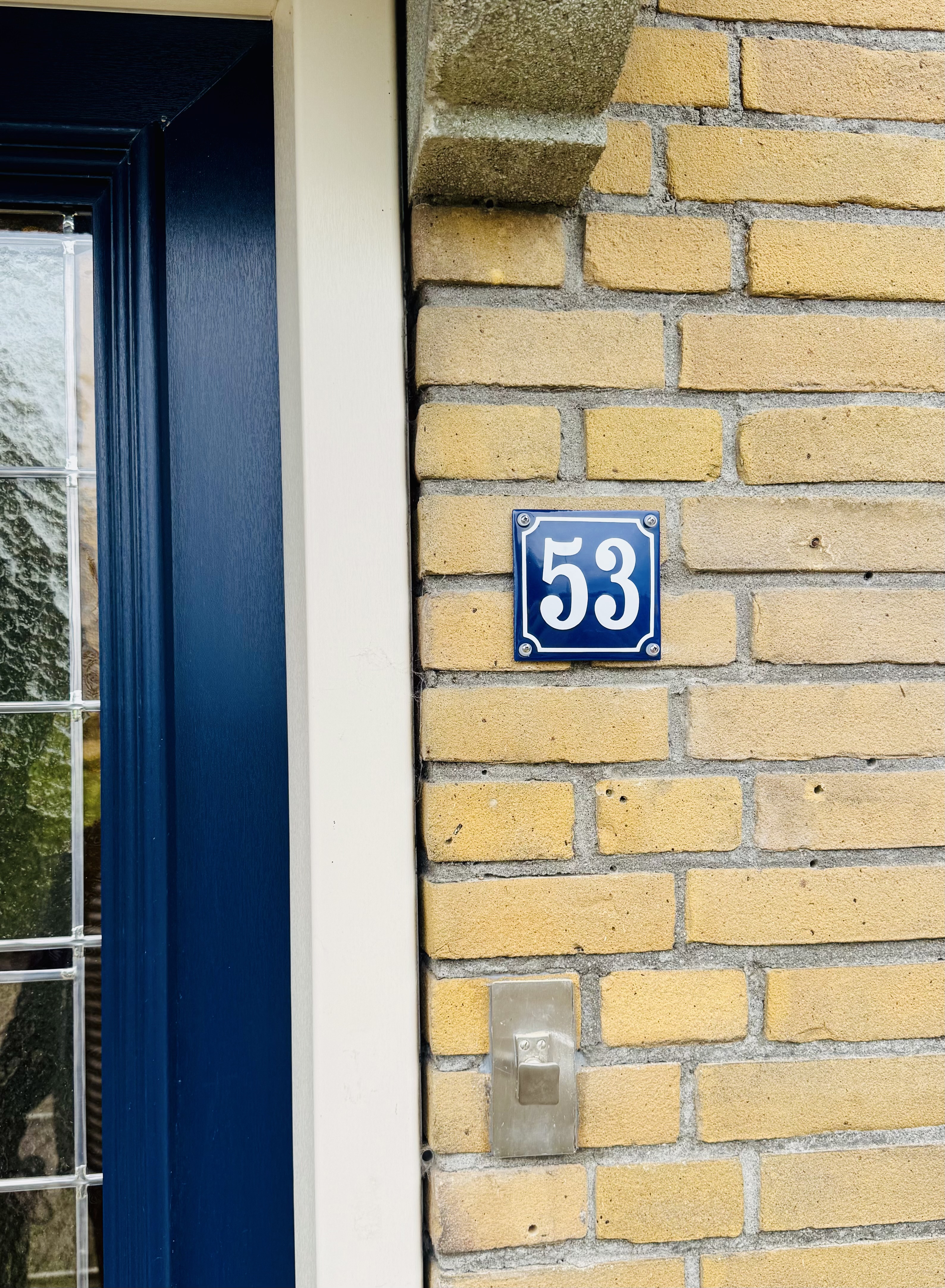 Husnummer Krökt med ram (blå/vit)