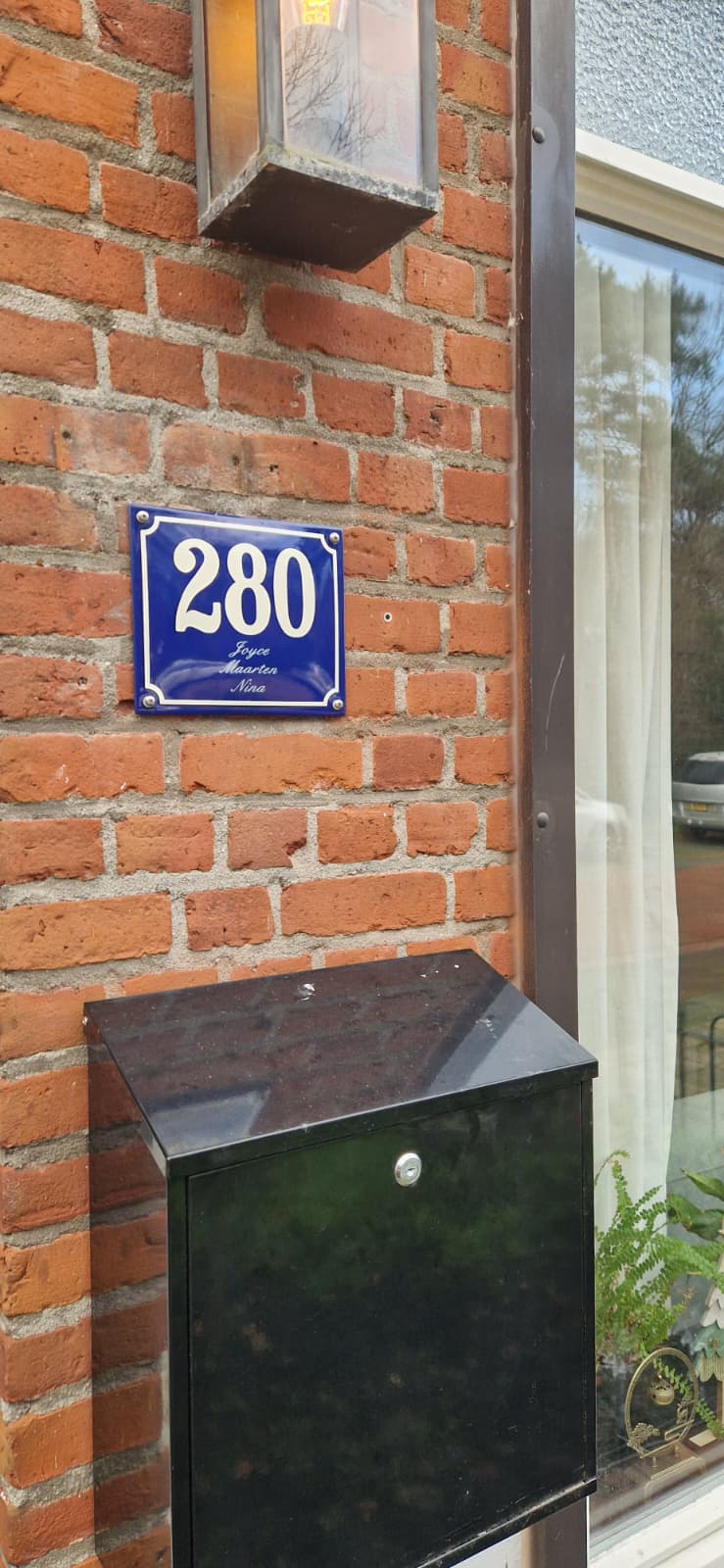 Husnummer med namn och ram