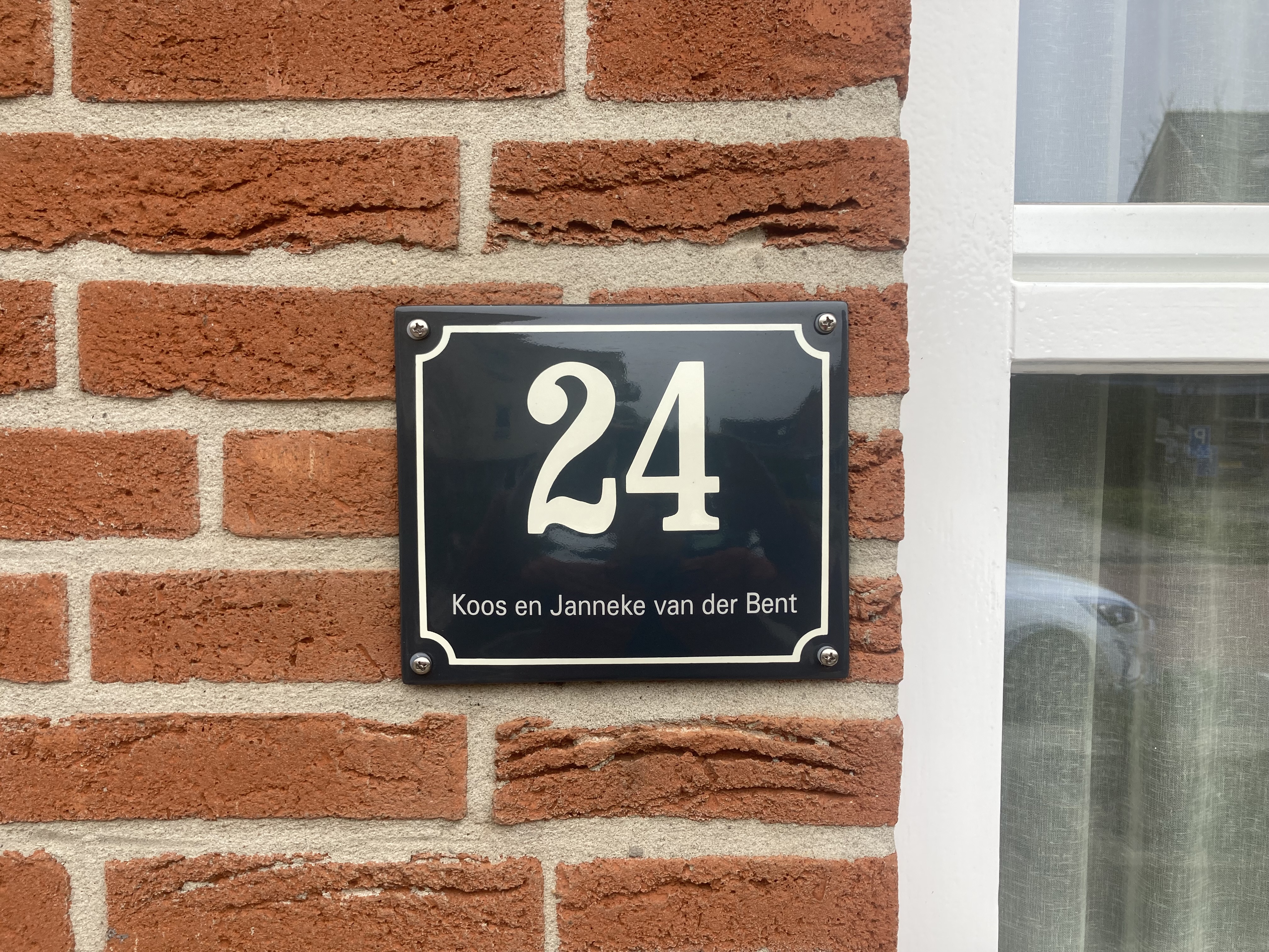 Husnummer med namn och ram