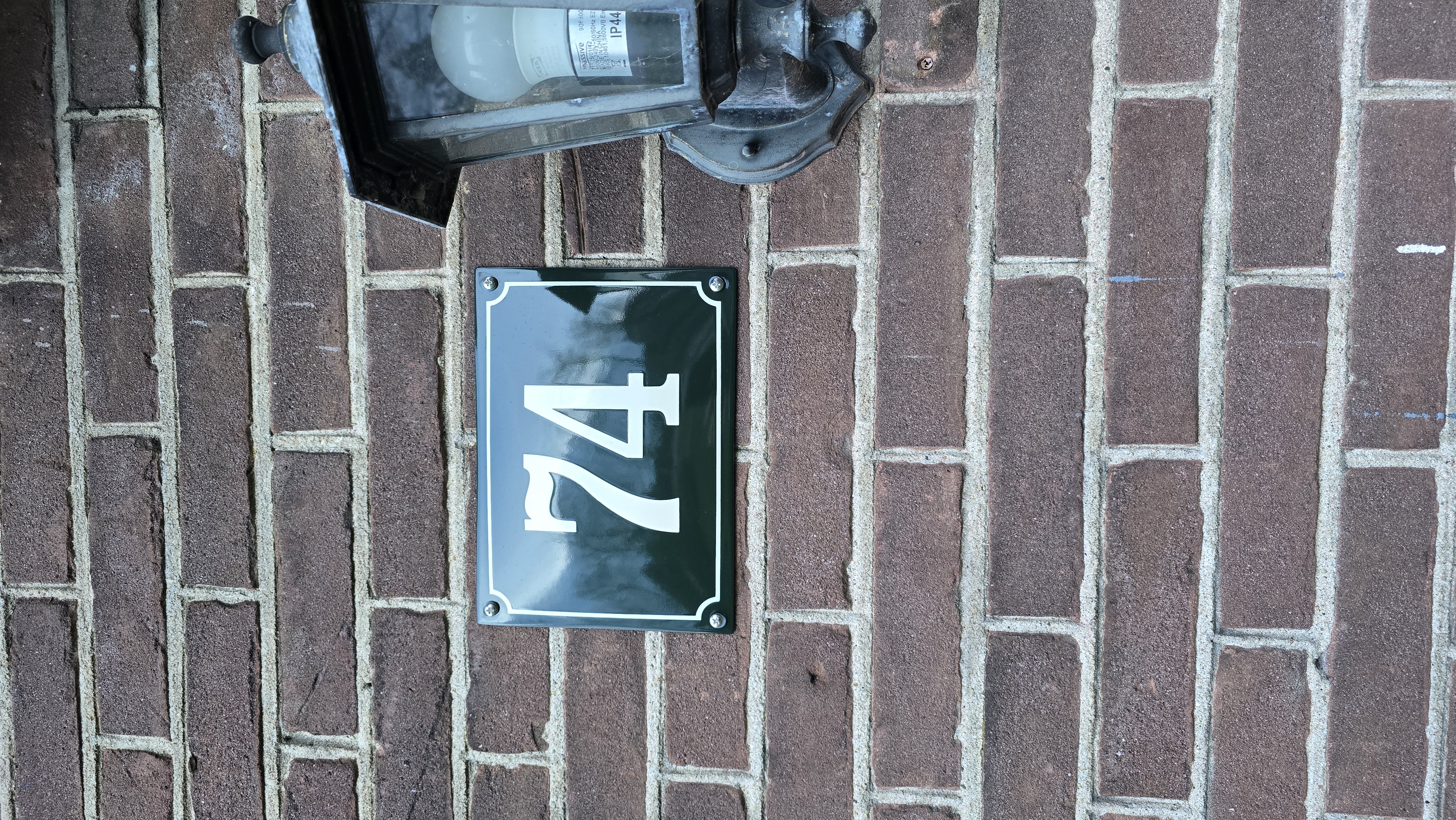 Husnummer krökt med ram